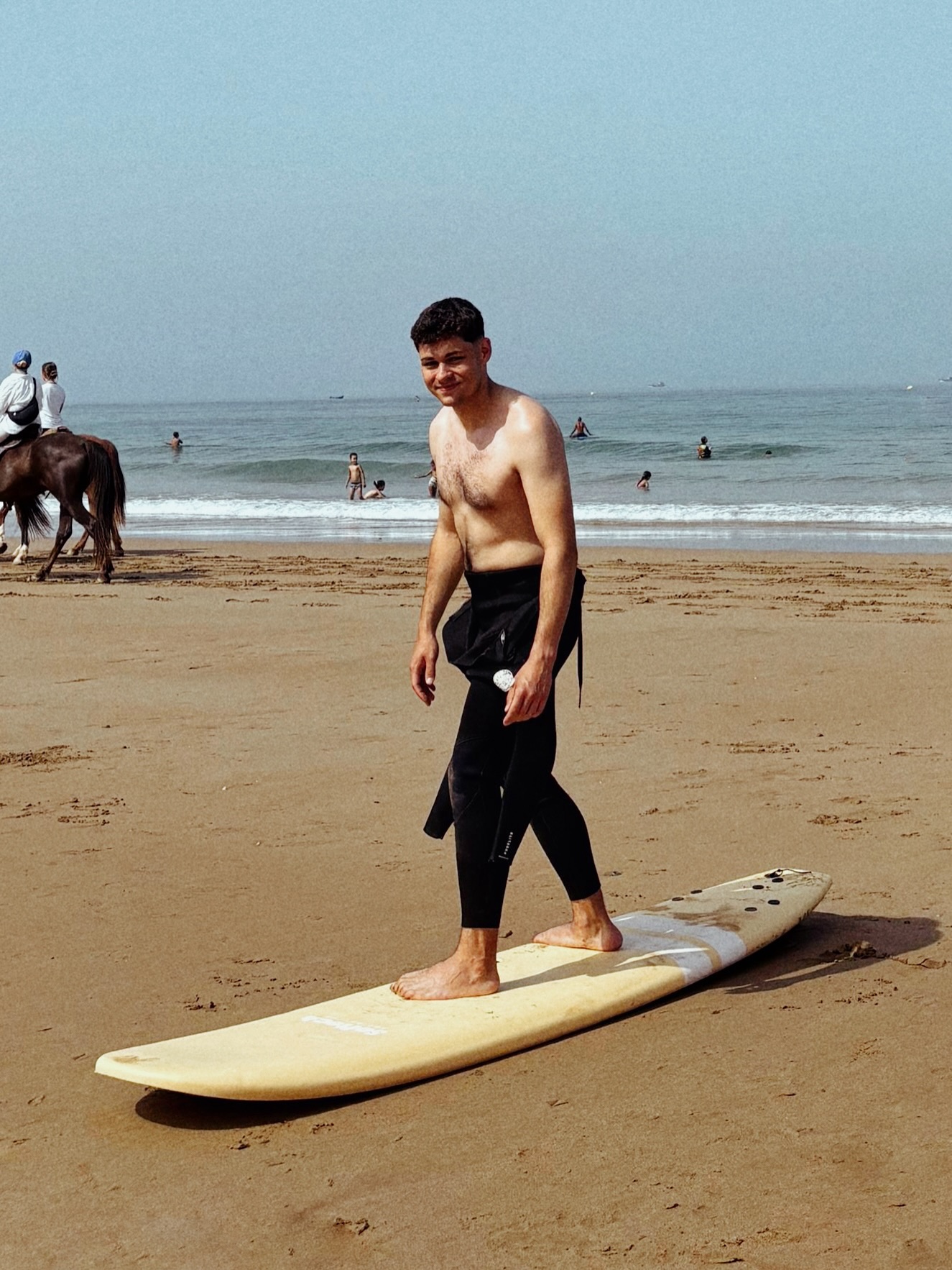 ❗️Všechno info v popisku❗️
Surf v Maroku 🌊
Srpen ‘25

📍Nejvíc mě překvapilo, jak snadné je začít. Surf campy u Agadiru nabízí lekce, jídlo, dopravu i ubytování v jednom, a přitom to není turistická past. 🏄‍♂️ Letenku z Vídně seženeš už od 2 000 Kč a v Maroku čekej ceny o 30–50 % nižší než u nás. 💯

📍Pokud hledáš místo, kde si vyčistíš hlavu a trochu poznáš sám/sama sebe, dej šanci surfu v Maroku.
Ráno začneš vydatnou snídaní, dopoledne strávíš na pláži, odpoledne většinou spánkem (surf unaví doslova celé tělo 😁) nebo výletem a večer chilluješ na střeše při západu slunce s výhledem na oceán. 🌅

📍Marocká kuchyně je mimochodem extrémně zdravá, vydatná a chutná a počasí je ideální prakticky po celý rok. 🇲🇦 Jo a zmínil jsem, že nepotřebuješ vízum?

Tak na co čekáš? ✈️

#SurfTrip #Maroko #TipTydne #zahranicesvojtou #CestovaniJinak #surfcamp