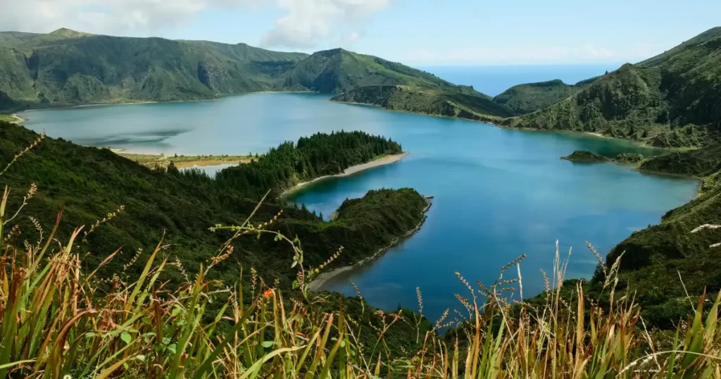 Pohled na krásné horské jezero na Azorách