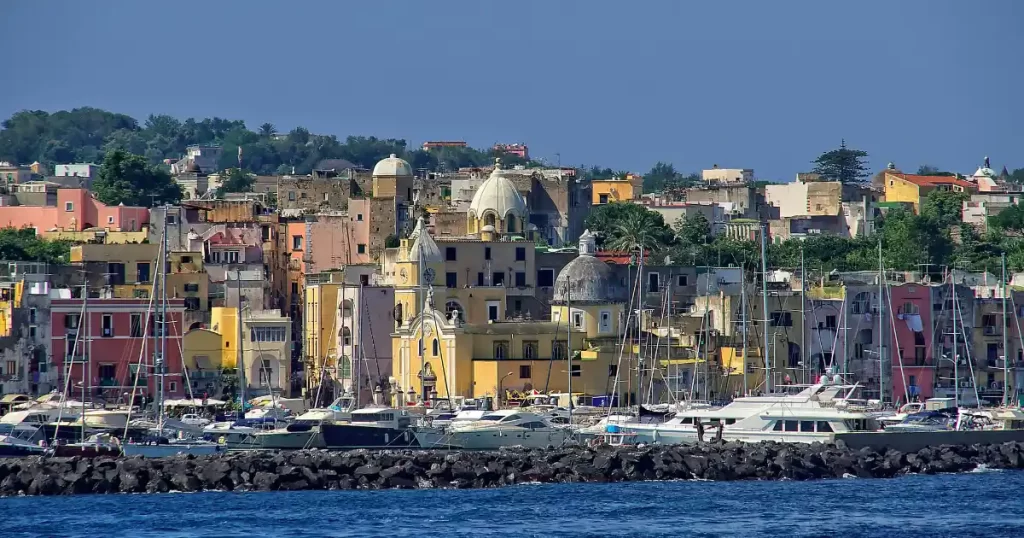 Marina na ostrově Ischia