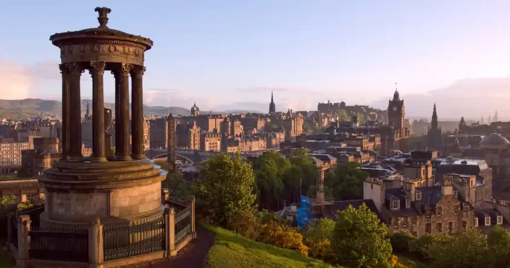 Výhled na Edinburgh z vrcholu Calton Hill – krásný výhled, co vidět ve Skotsku
