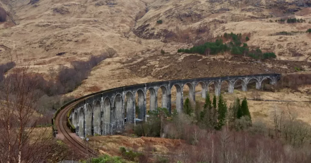 Vyhlídka na Glenfinnan viadukt u Fort William