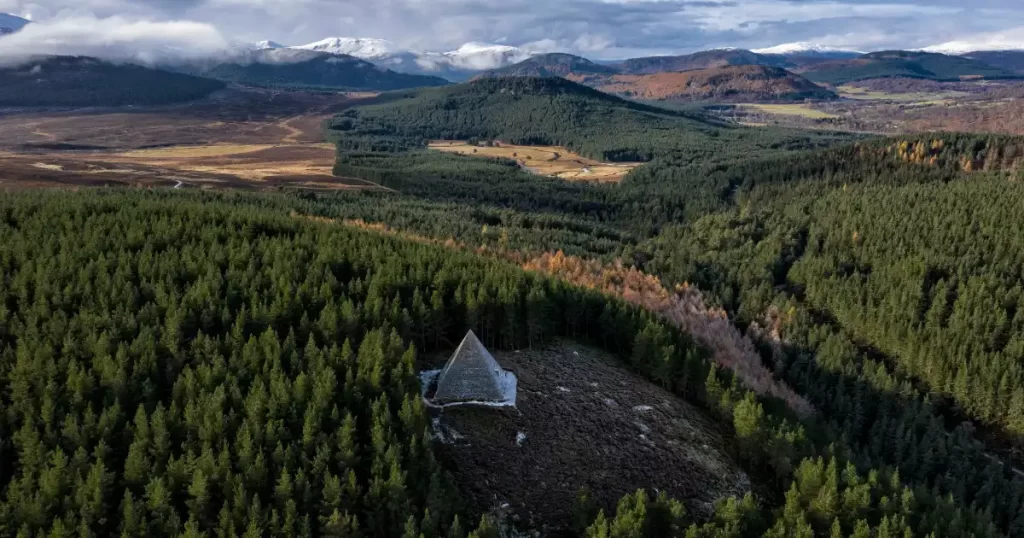 Panoramatický pohled na pyramidu prince Alberta a okolní krajinu