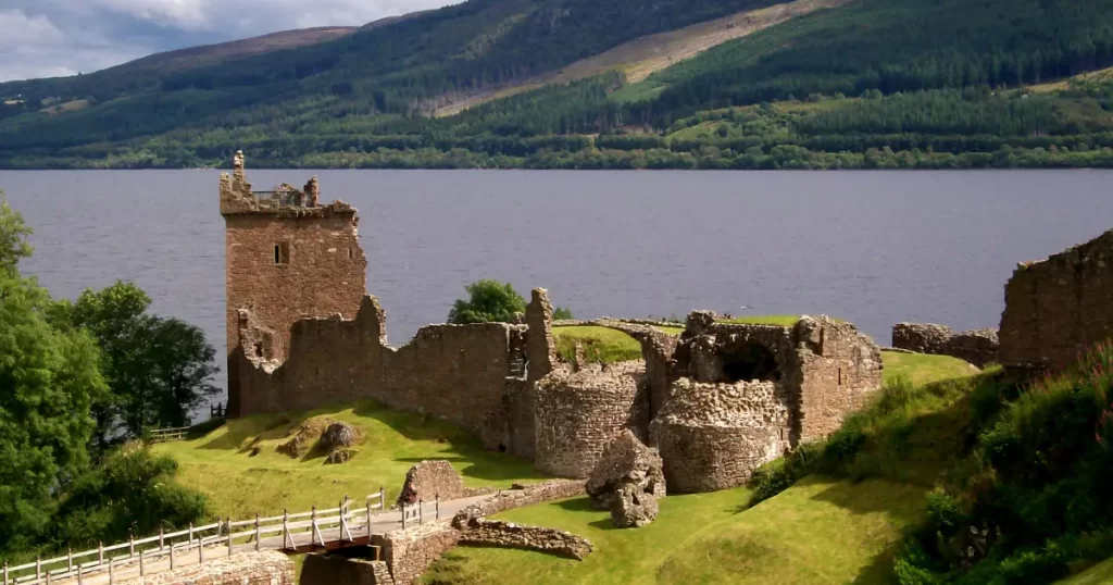 Ruiny hradu Urquhart u jezera Loch Ness