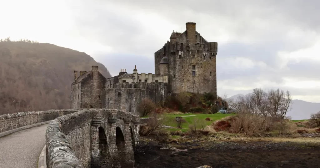 Kamenný most vedoucí k Eilean Donan Castle