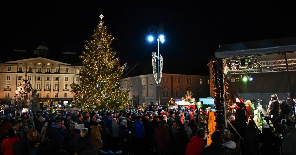 Vánoční trhy Brno 2025 – rozsvícený vánoční strom na náměstí Svobody, pódium s hudbou a adventní atmosféra v centru města.