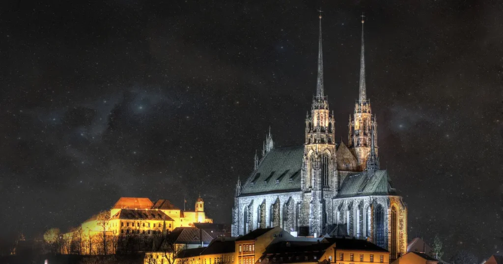Katedrála sv. Petra a Pavla v Brně během zimního večera – symbol adventních trhů 2025