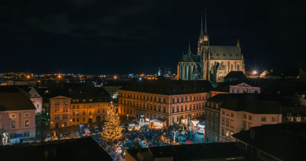 Adventní večer pod Petrovem s vůní punče a světly svátečního programu.