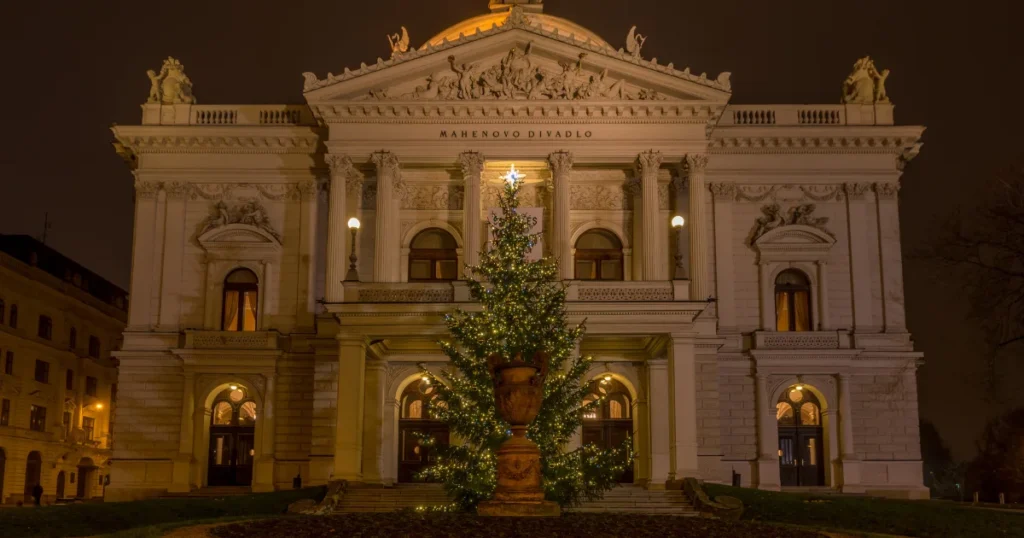 Vánoční večer u Manesova Divadla s citelným kouzlem Vánoc.