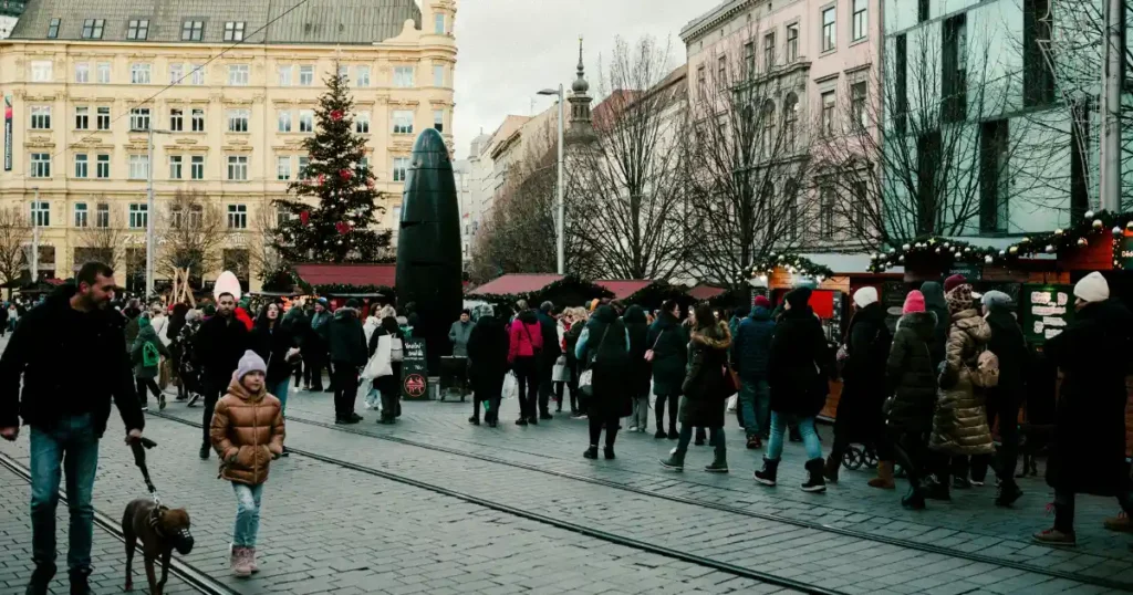 Rušné Brno na náměstí Svobody a jeho Vánoční trhy 2025.
