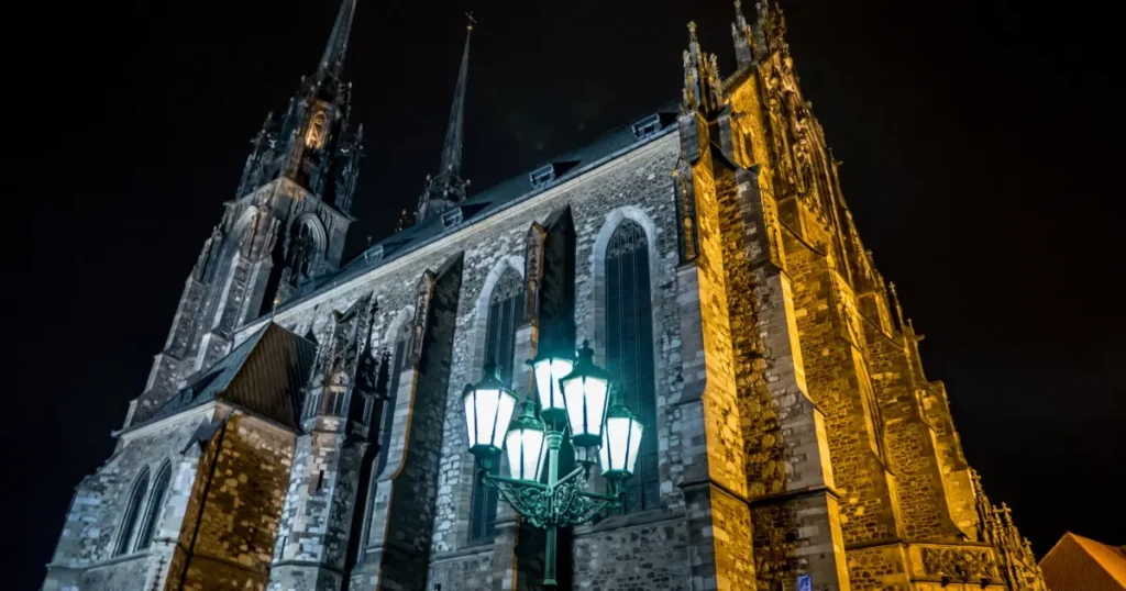 Katedrála sv. Petra a Pavla v Brně osvětlená během adventu