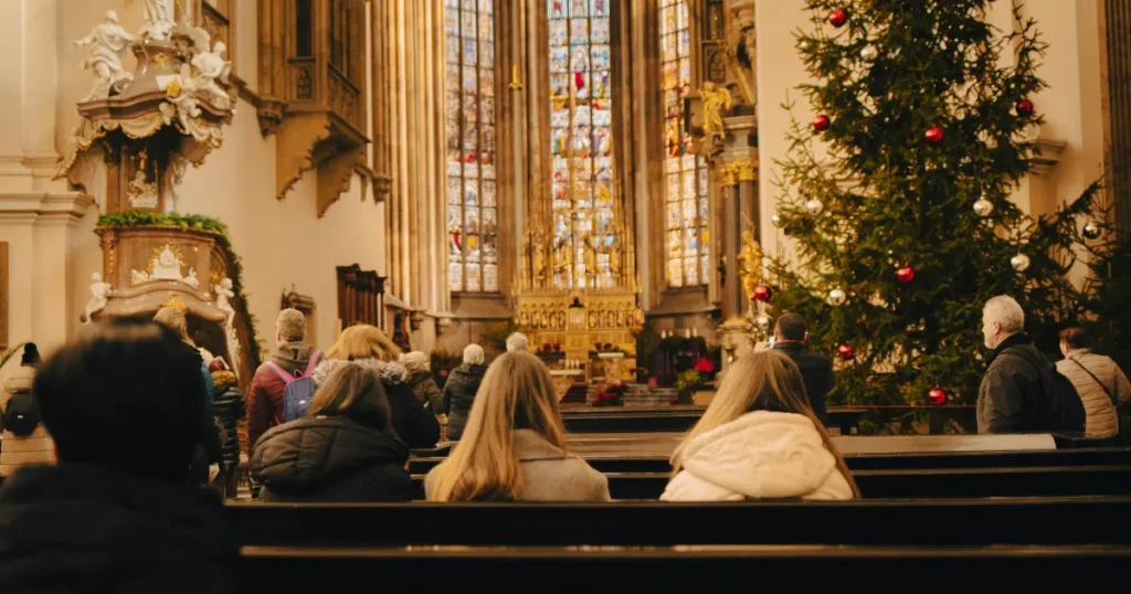 Vánoční trhy Brno a mše – klidná atmosféra v kostele během adventu