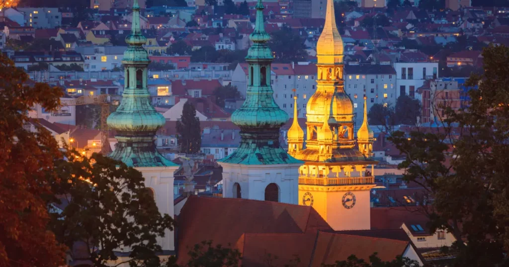 Noční pohled na centrum Brna.