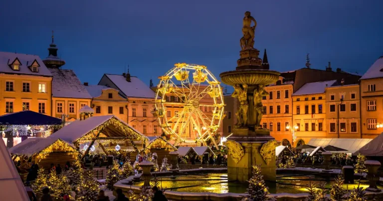 Vánoční trhy České Budějovice 2025: program a adventní pohoda na jihu Čech Vánoční trhy České Budějovice 2025 – ruské kolo a Samsonova kašna na zasněženém náměstí Přemysla Otakara II.