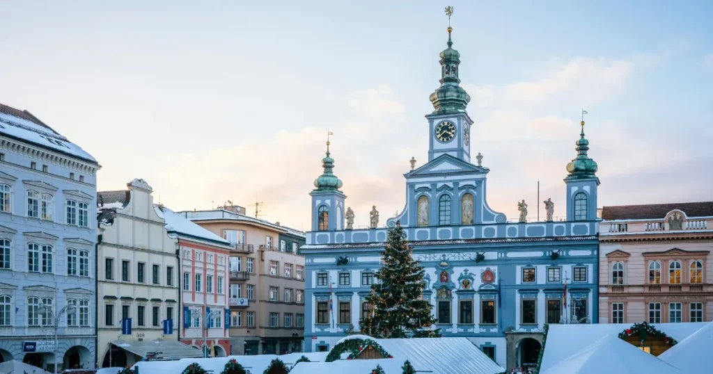 Radnice v Českých Budějovicích a vánoční strom na náměstí během adventu 2025