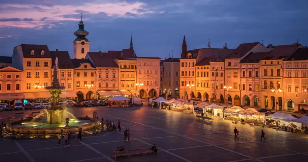 Vánoční trhy České Budějovice a zimní náměstí, které ožívá hudbou, světly a adventním programem.