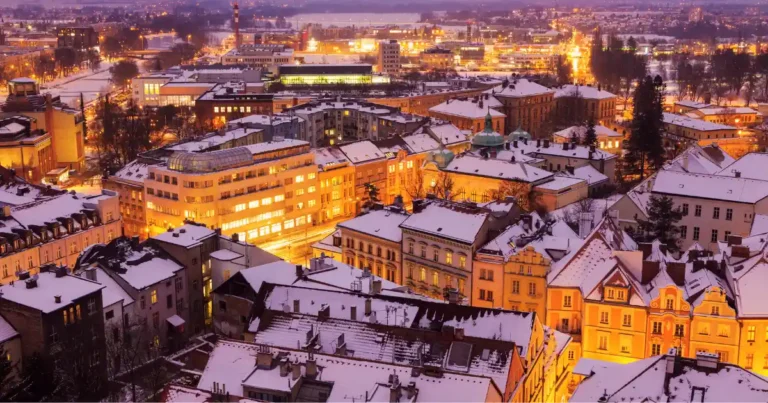 Vánoční trhy Hradec Králové 2025: program a vánoční atmosféra v centru města Vánoční trhy Hradec Králové 2025 – zimní pohled na historické centrum města ozářené vánočními světly.