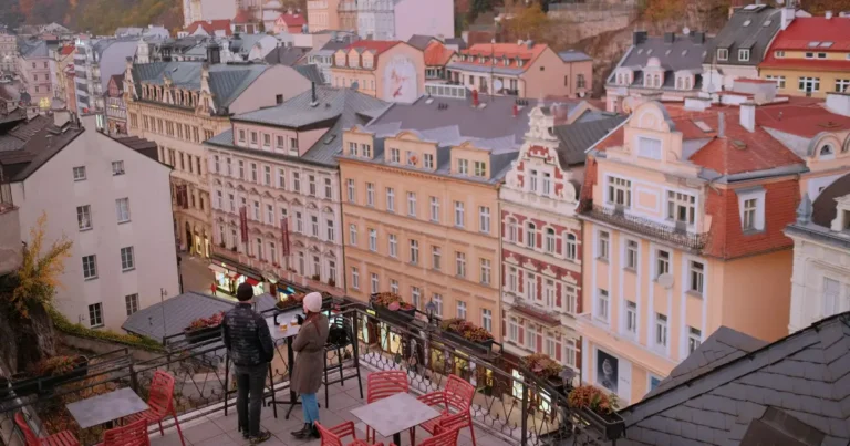 Vánoční trhy Karlovy Vary 2025 – pohled na kolonádu a historické domy v lázeňské čtvrti ozdobené vánočními dekoracemi.