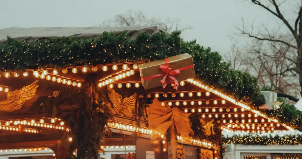 Vánoční stánky a světelná výzdoba v Karlových Varech u lázeňské kolonády