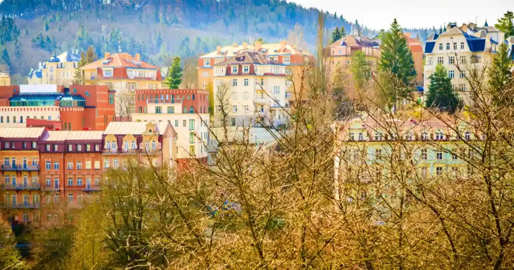 Vánoční trhy Karlovy Vary – lázeňské domy v zimě doplňuje sváteční program plný klidu a hudby.