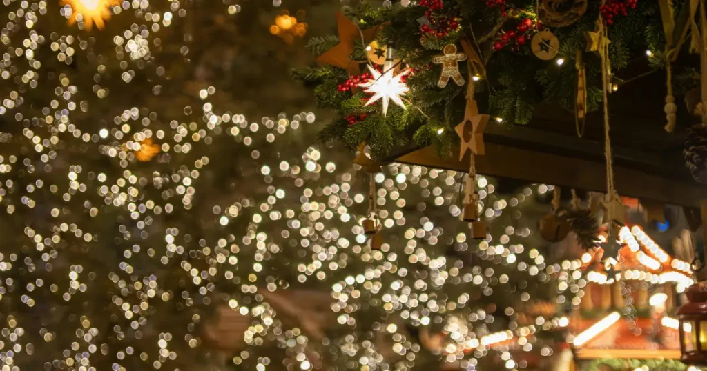 Detail vánoční výzdoby a světýlek na adventních trzích v Olomouci 2025
