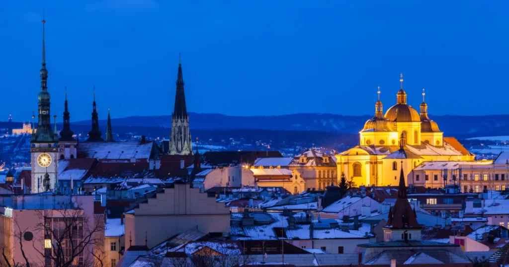 Noční Olomouc rozzářená světly a melodiemi vánočního programu.
