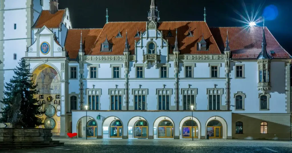 Noční pohled na lomouckou radnice během adventu.