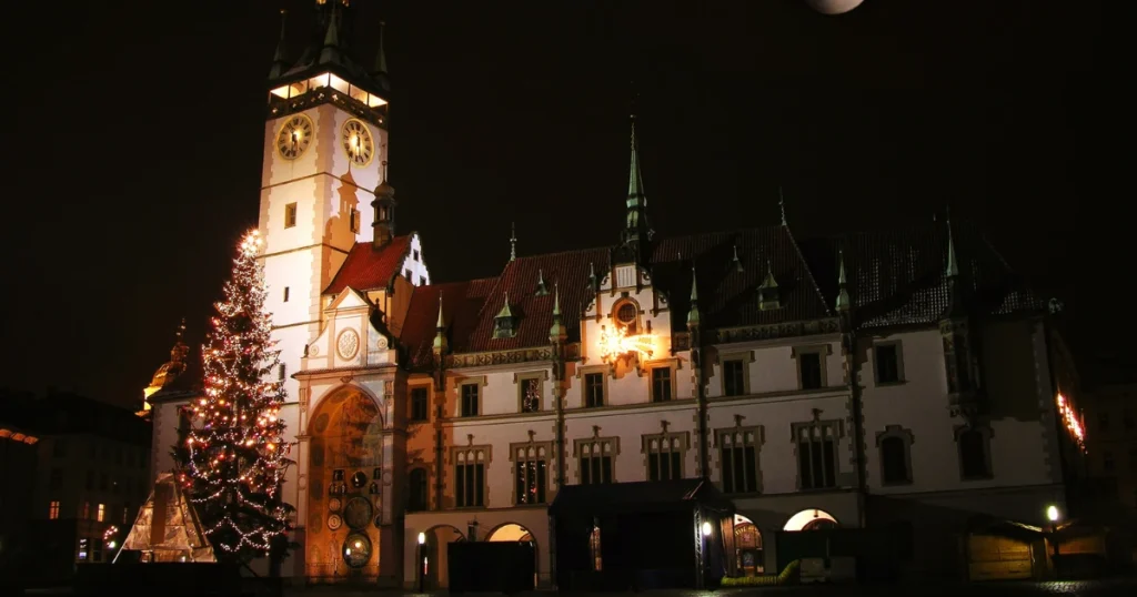 Olomoucká radnice s vánočním stromem na Horním náměstí při vánočních trzích 2025