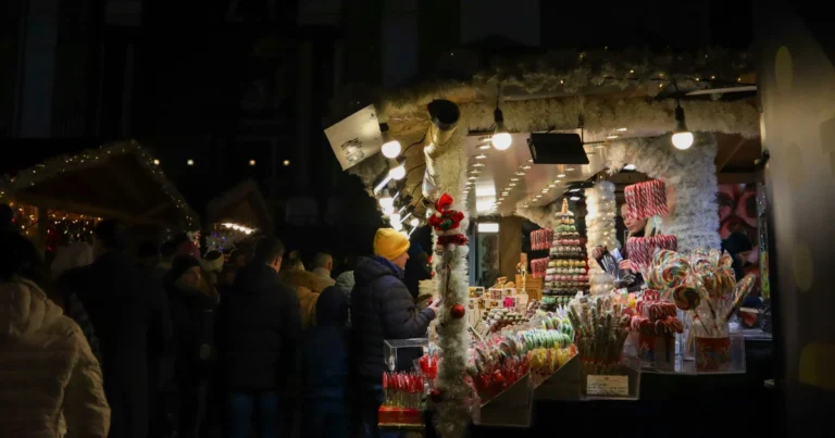 Vánoční trhy Opava 2025 – večerní stánky s perníčky a vánoční výzdobou, sváteční atmosféra ve Slezsku.