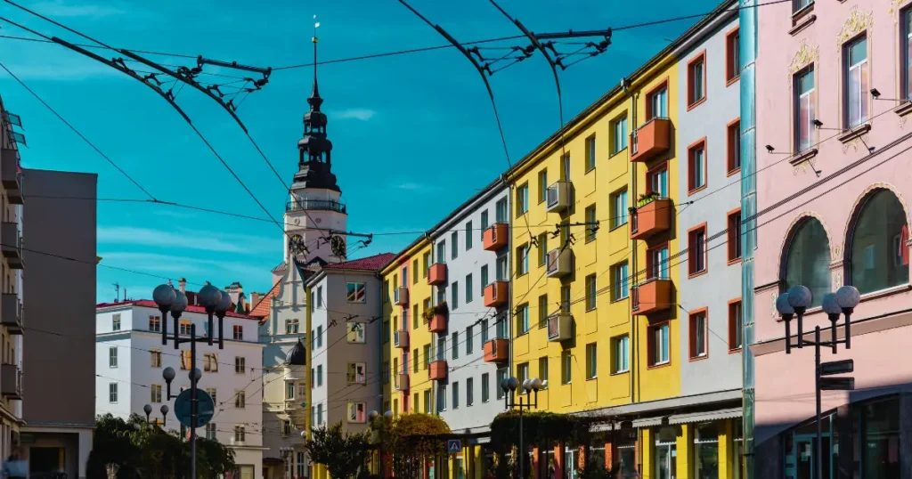 Ulice v Opavě s pohledem na věž Hláska – symbol slezského města