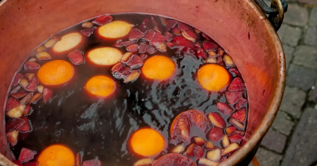 Svařené víno a punč na vánočních trzích v Opavě.