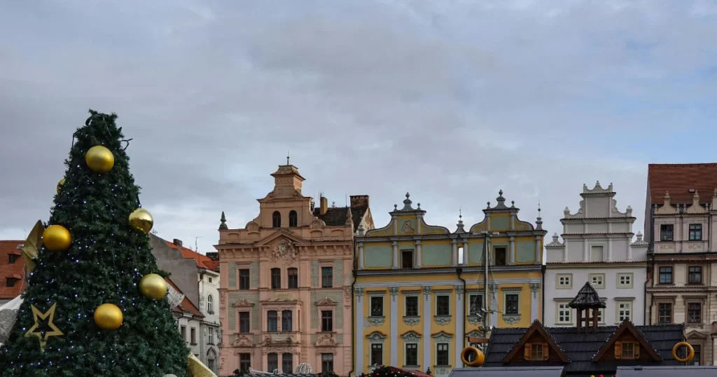 Vánoční trhy Plzeň 2025 – ozdobený vánoční strom a historické domy na náměstí Republiky při adventních slavnostech.