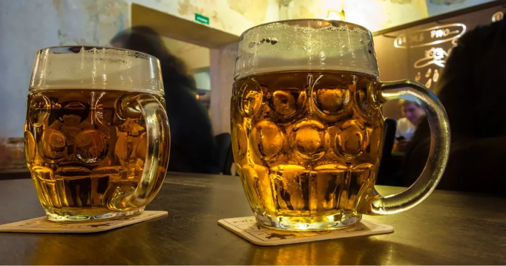 Dvě sklenice čepovaného piva v plzeňské hospodě