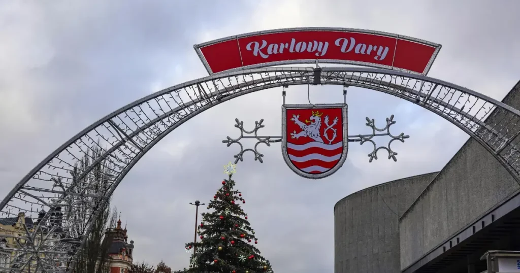 Vstupní brána adventních trhů v Karlových Varech.